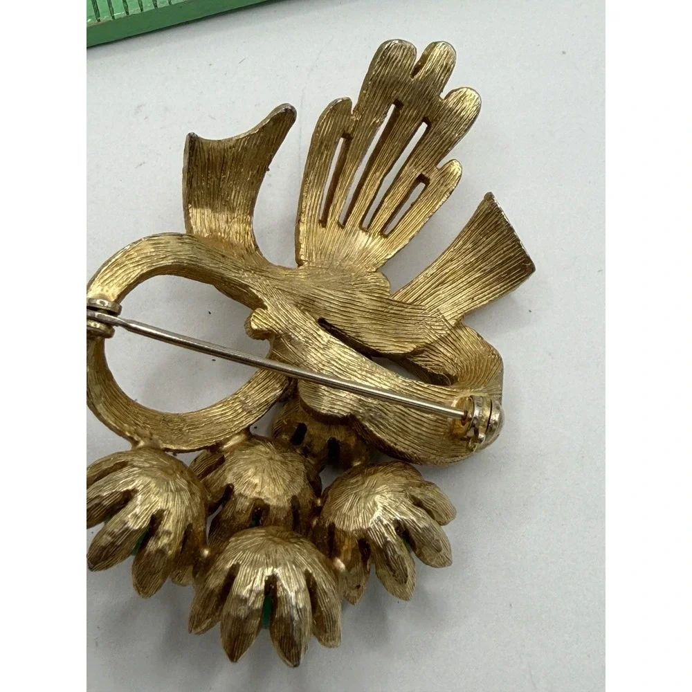 Vintage Gold Tone Flower‎ Brooch With Jade Colored Stamens Mcm